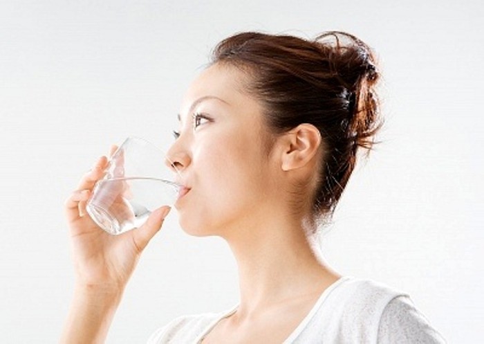 Nước giúp máu lưu thông tốt. Nên uống ít nhất 8 ly nước mỗi ngày. Nước giúp bạn tăng cường năng lượng, giúp mắt sáng, da mịn màng và khỏe mạnh.
